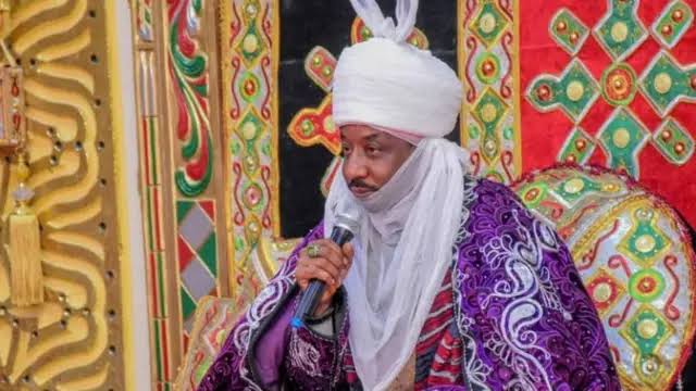Sarkin Kano Sunusi Ya Kai Ziyarar Ta’aziyya Ga Wadanda Harin “Yan Bindiga Ya Shafa A Garin Faruruwa images (63)